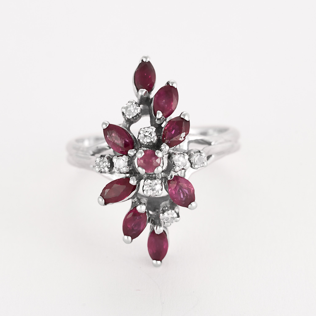 Bague vintage "panier" en or blanc, diamants et rubis.