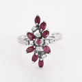 Bague vintage "panier" en or blanc, diamants et rubis.