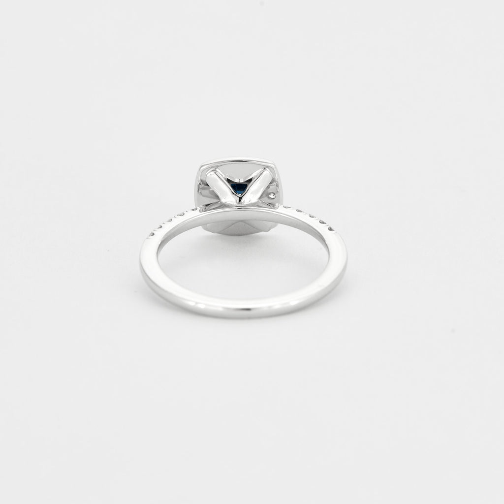 Bague diamants et centre saphir.