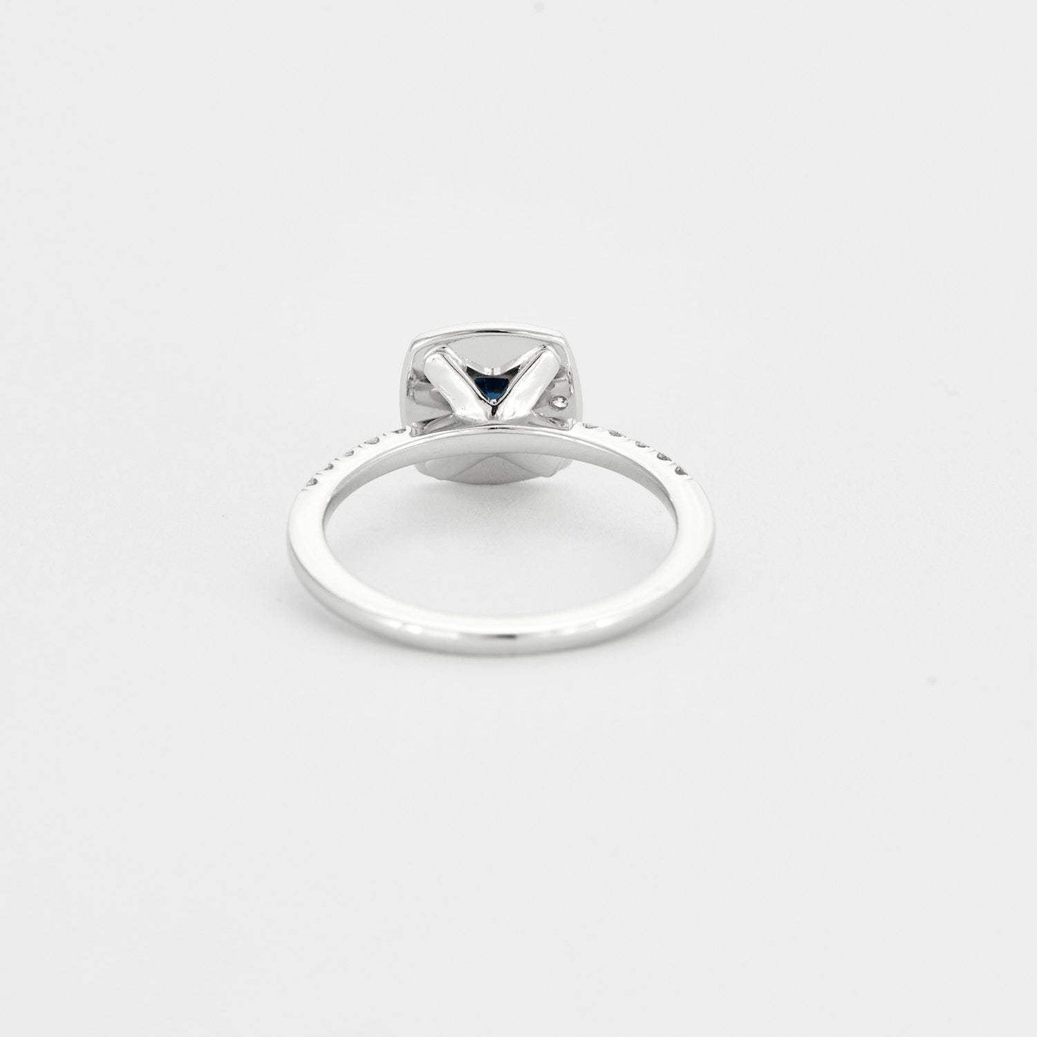 Bague diamants et centre saphir.