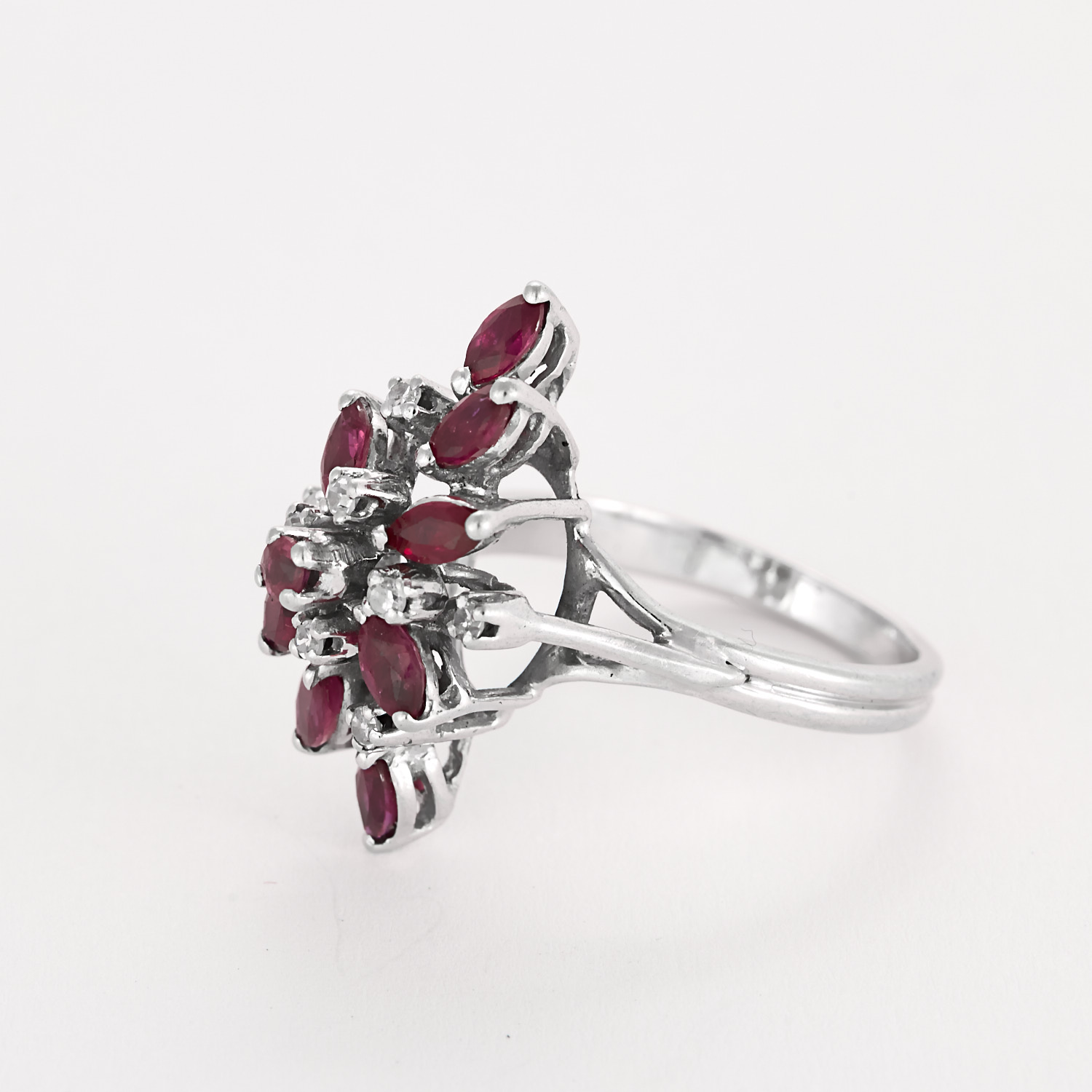 Bague vintage "panier" en or blanc, diamants et rubis.