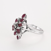 Bague vintage "panier" en or blanc, diamants et rubis.