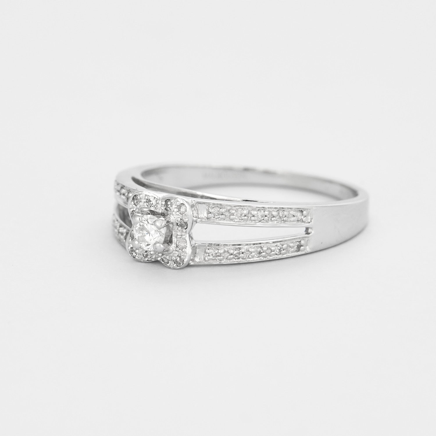 Solitaire Mauboussin "Chance of love No1" en or blanc et diamants