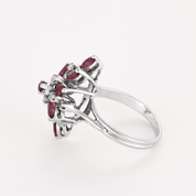 Bague vintage "panier" en or blanc, diamants et rubis.