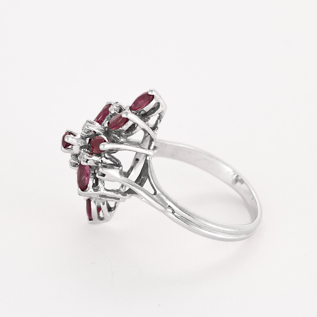Bague vintage "panier" en or blanc, diamants et rubis.