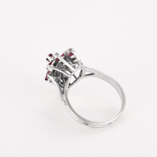 Bague vintage "panier" en or blanc, diamants et rubis.