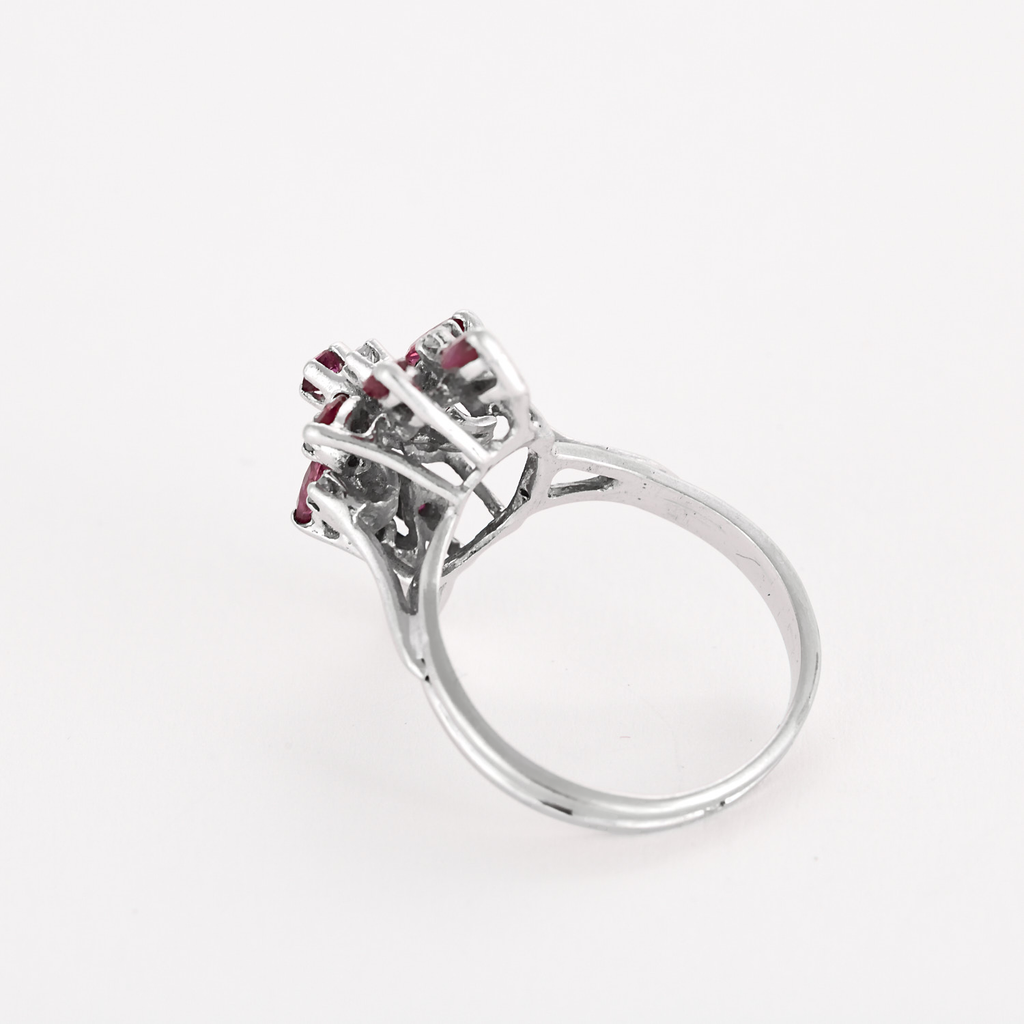 Bague vintage "panier" en or blanc, diamants et rubis.