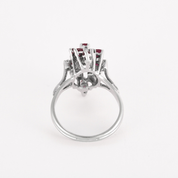 Bague vintage "panier" en or blanc, diamants et rubis.