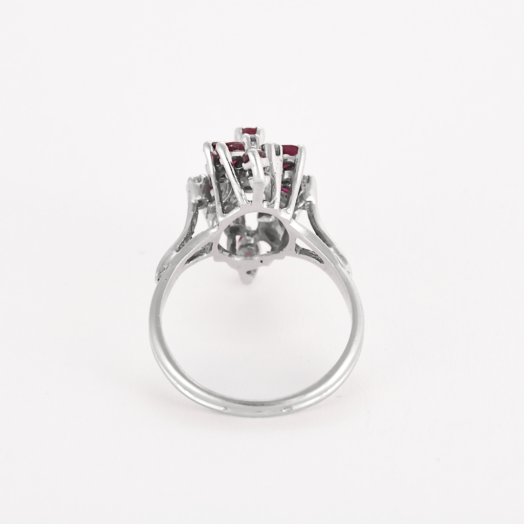 Bague vintage "panier" en or blanc, diamants et rubis.