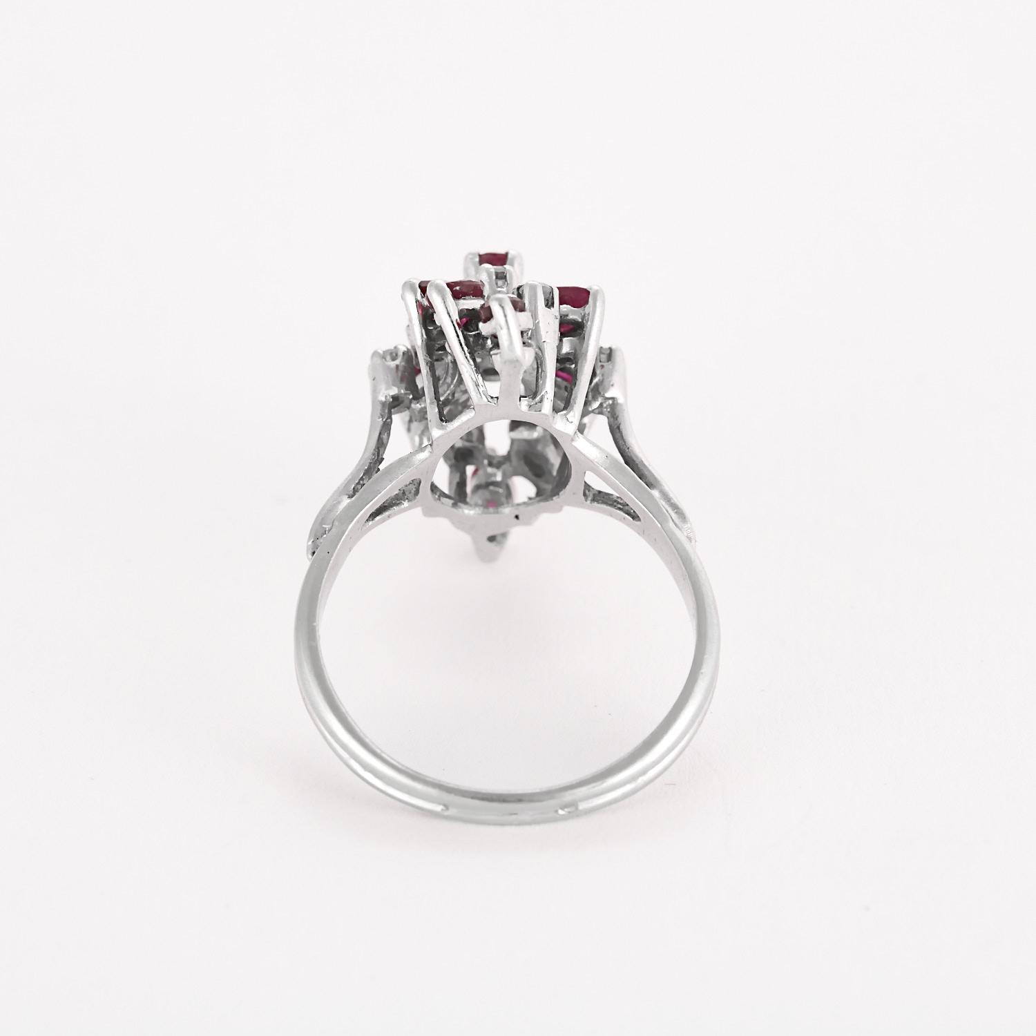 Bague vintage "panier" en or blanc, diamants et rubis.
