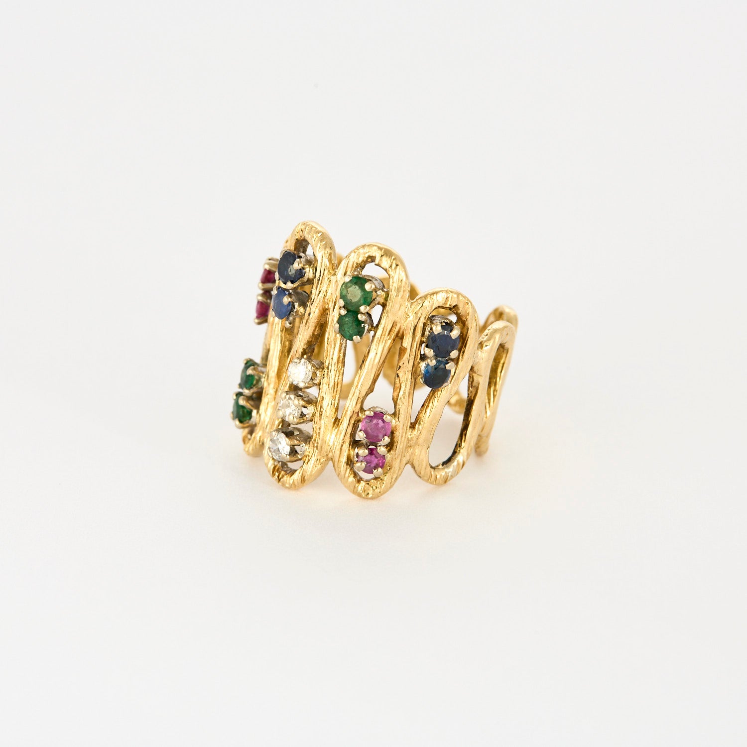 Bague en or jaune ciselé, diamants, rubis, saphirs et émeraudes