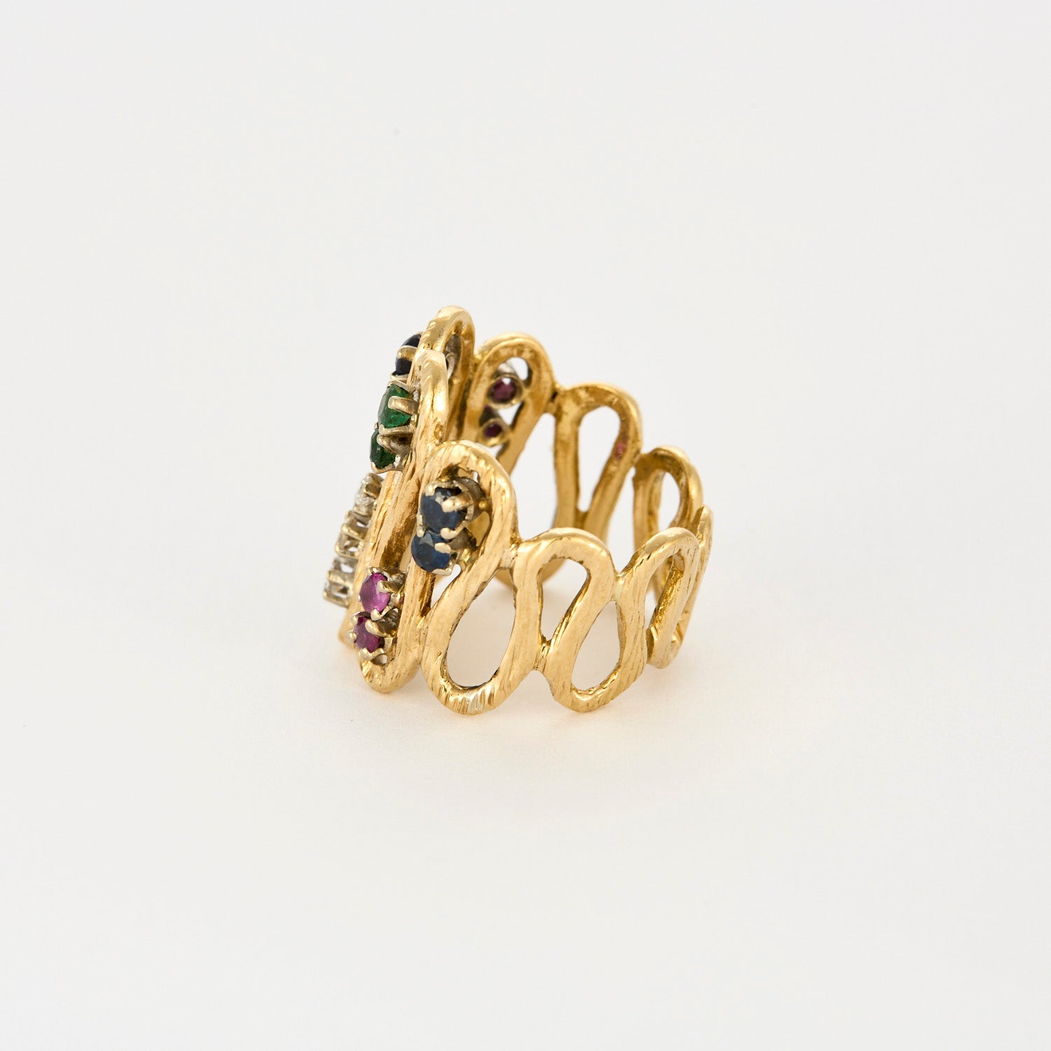 Bague en or jaune ciselé, diamants, rubis, saphirs et émeraudes