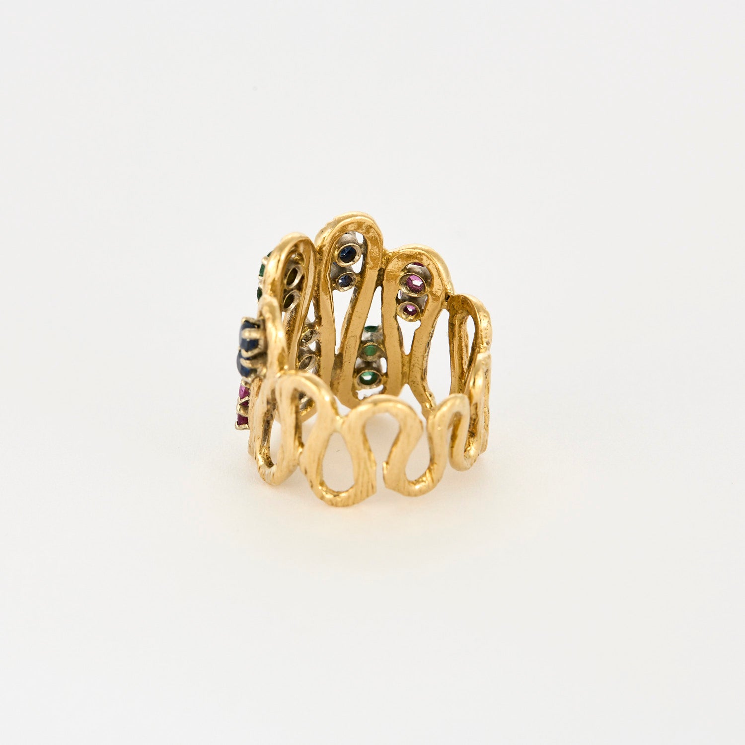 Bague en or jaune ciselé, diamants, rubis, saphirs et émeraudes