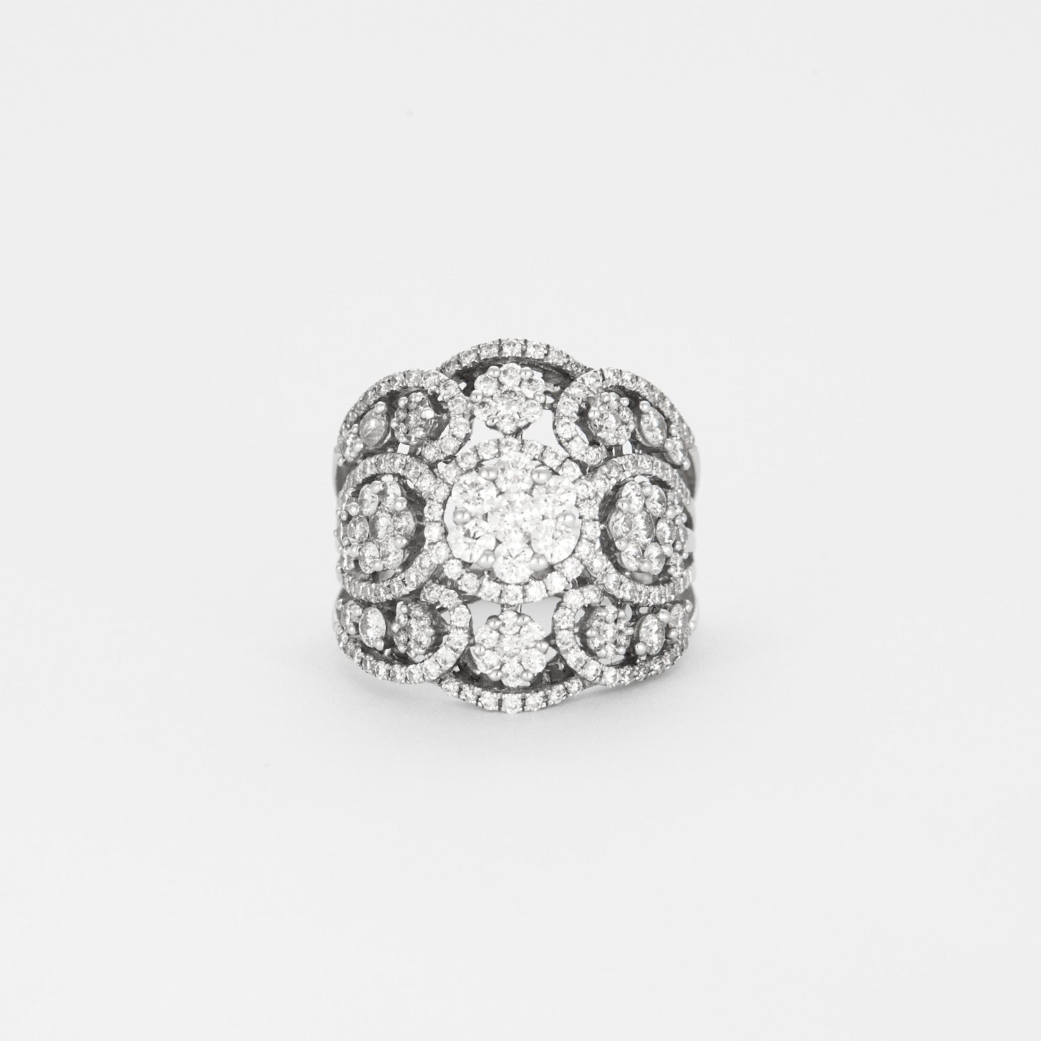 Bague style année 30 en or blanc et diamants.