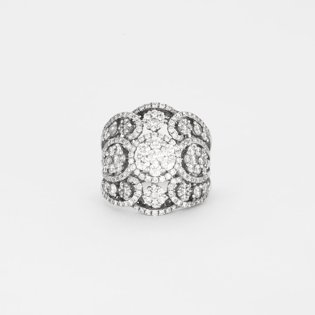 Bague style année 30 en or blanc et diamants.