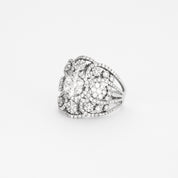 Bague style année 30 en or blanc et diamants.