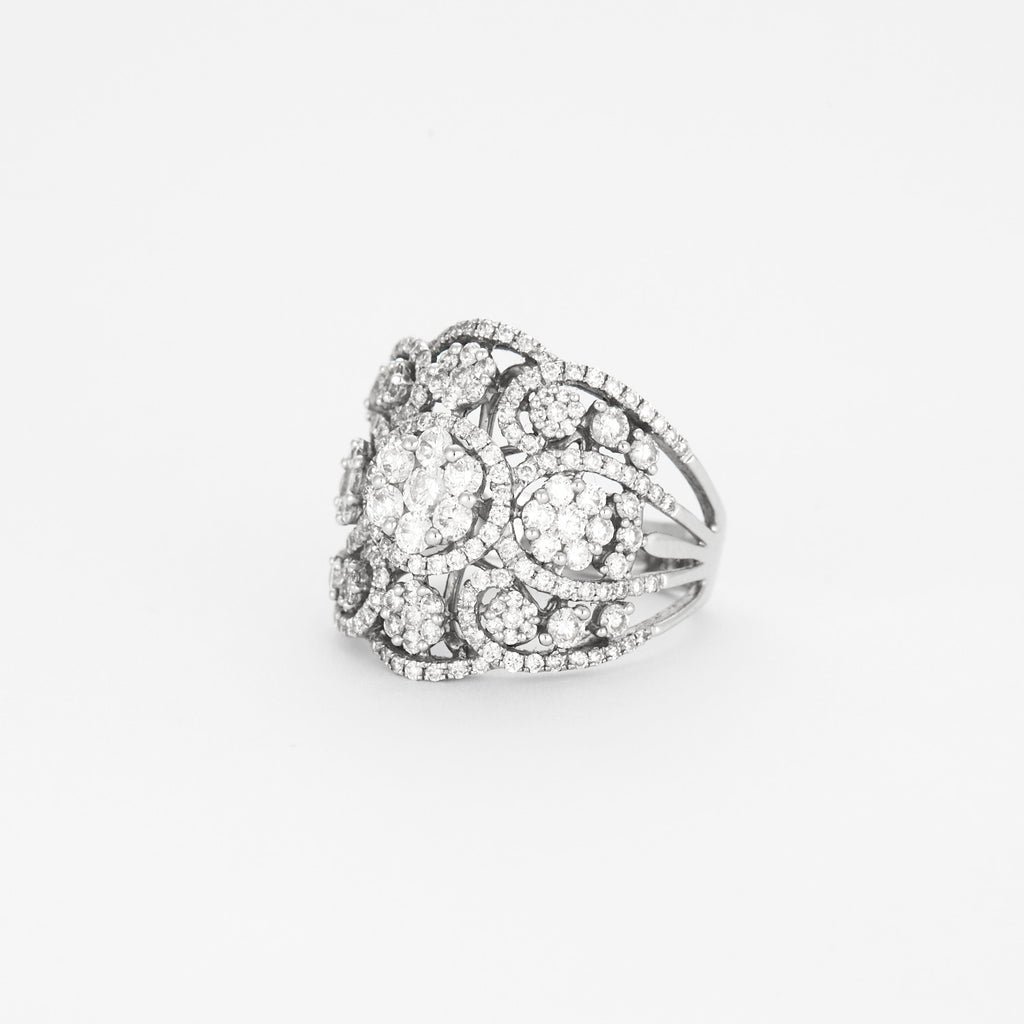 Bague style année 30 en or blanc et diamants.