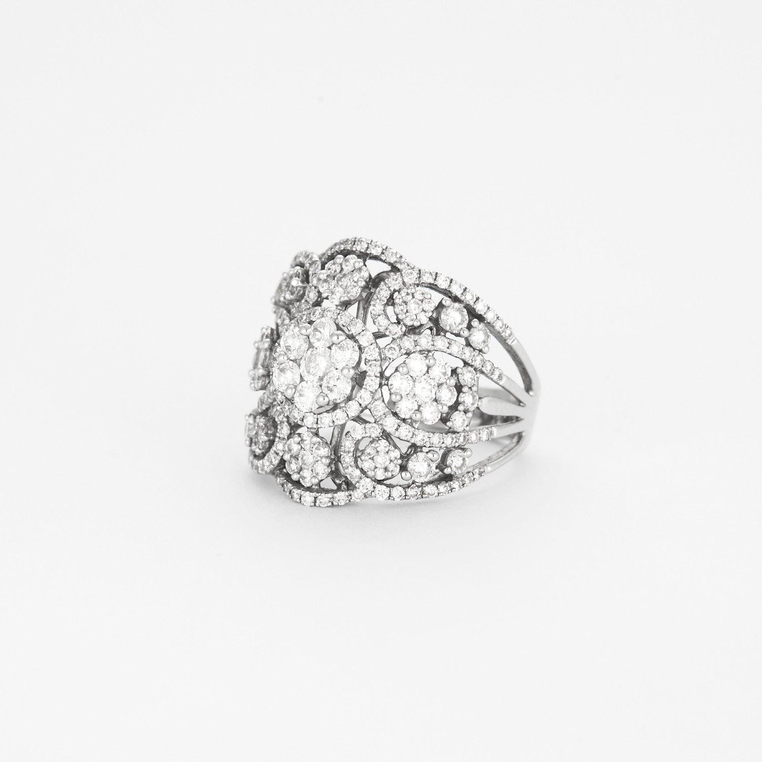 Bague style année 30 en or blanc et diamants.