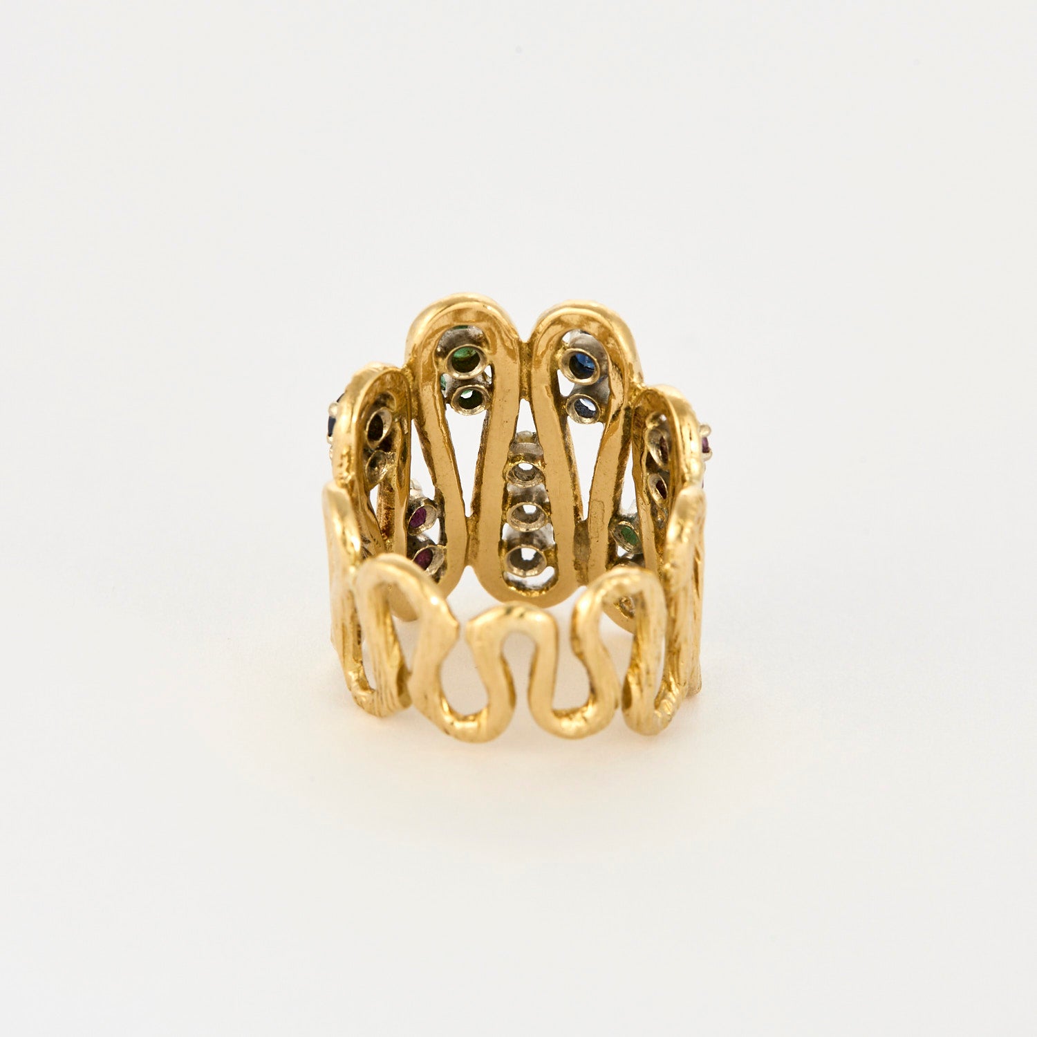 Bague en or jaune ciselé, diamants, rubis, saphirs et émeraudes