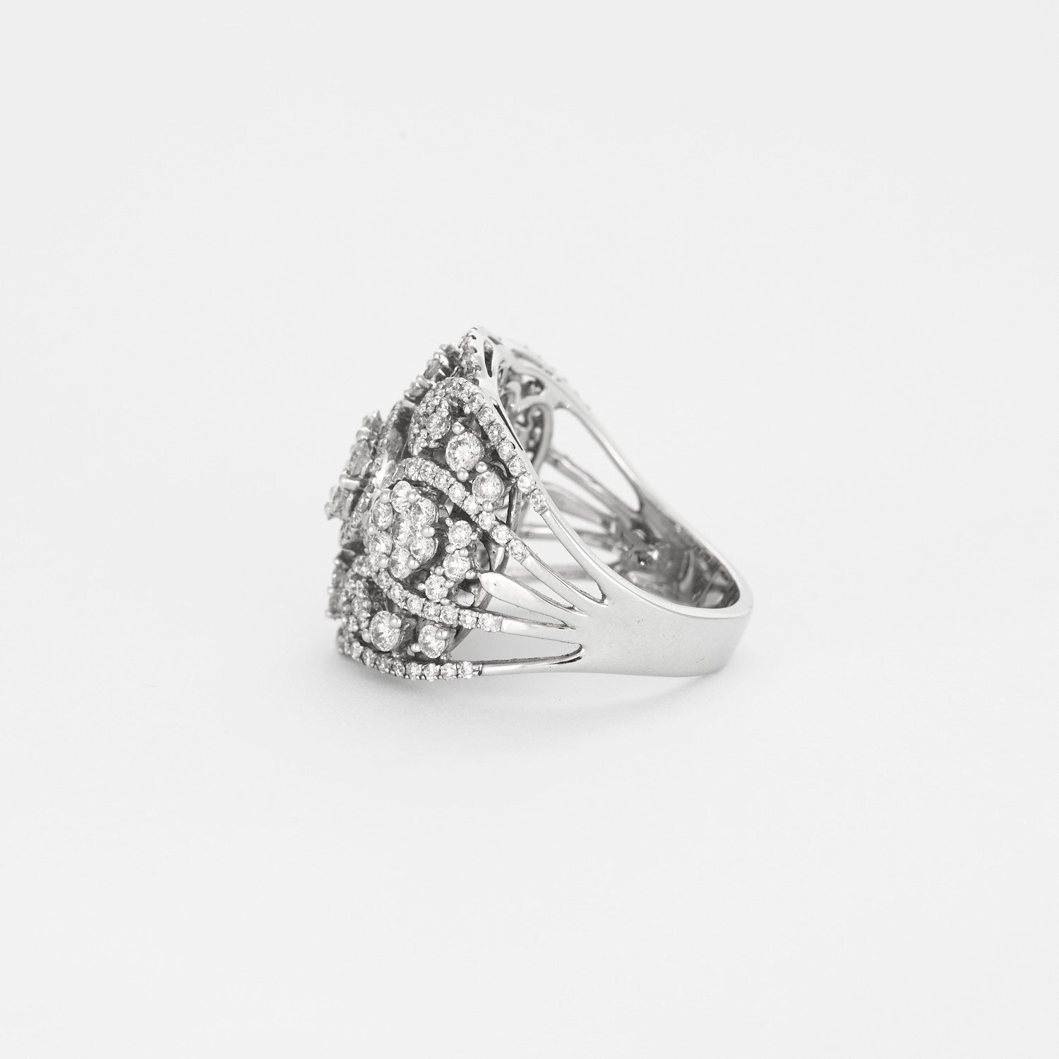 Bague style année 30 en or blanc et diamants.