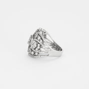 Bague style année 30 en or blanc et diamants.