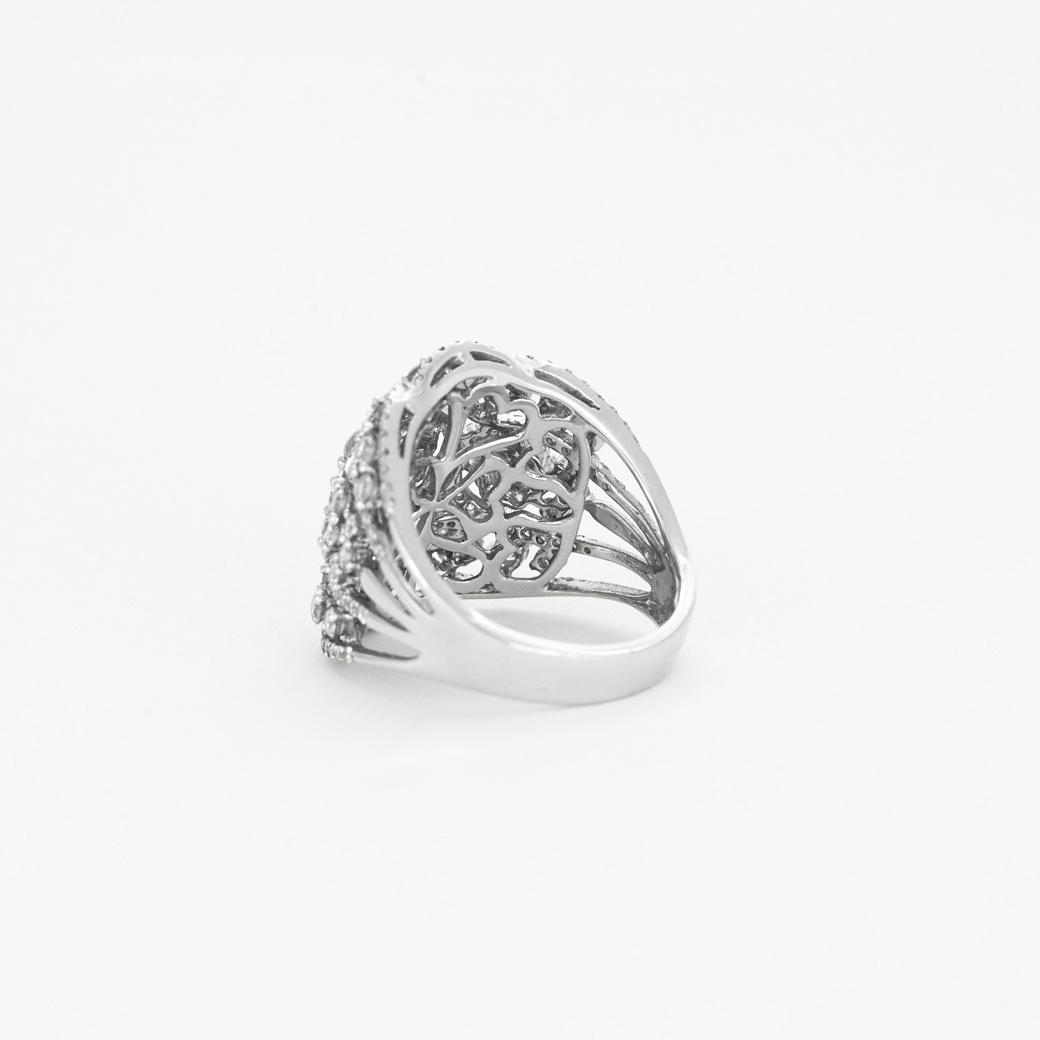 Bague style année 30 en or blanc et diamants.