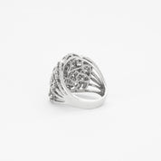 Bague style année 30 en or blanc et diamants.