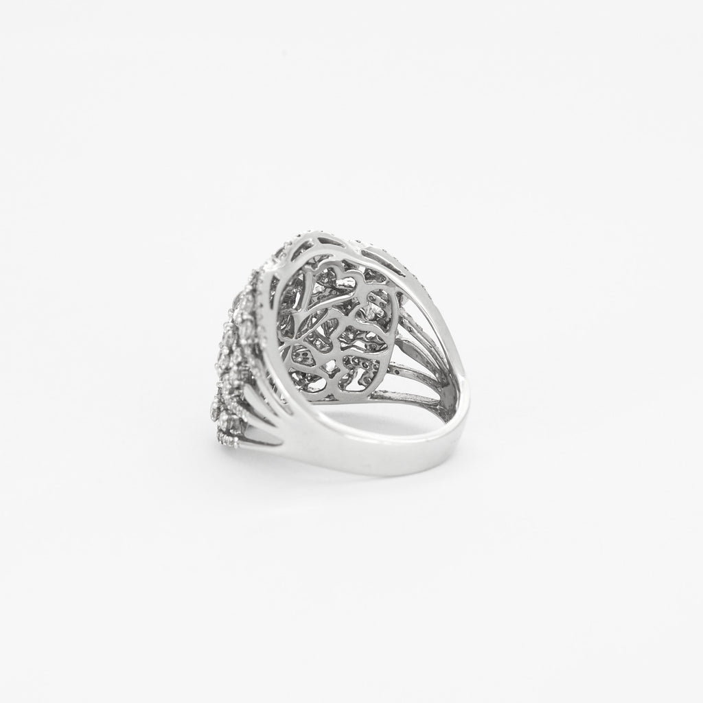 Bague style année 30 en or blanc et diamants.