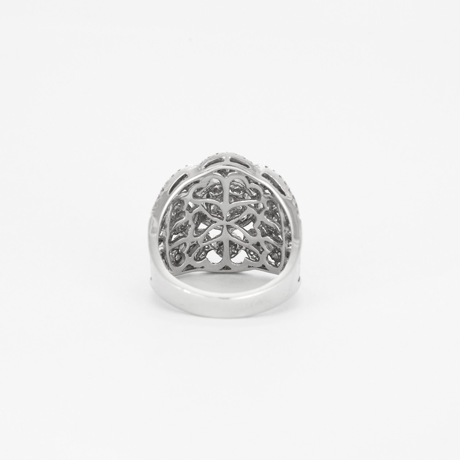 Bague style année 30 en or blanc et diamants.