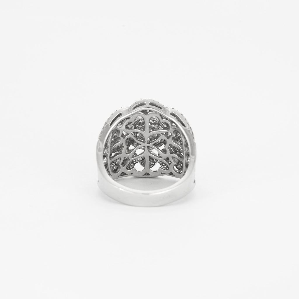 Bague style année 30 en or blanc et diamants.