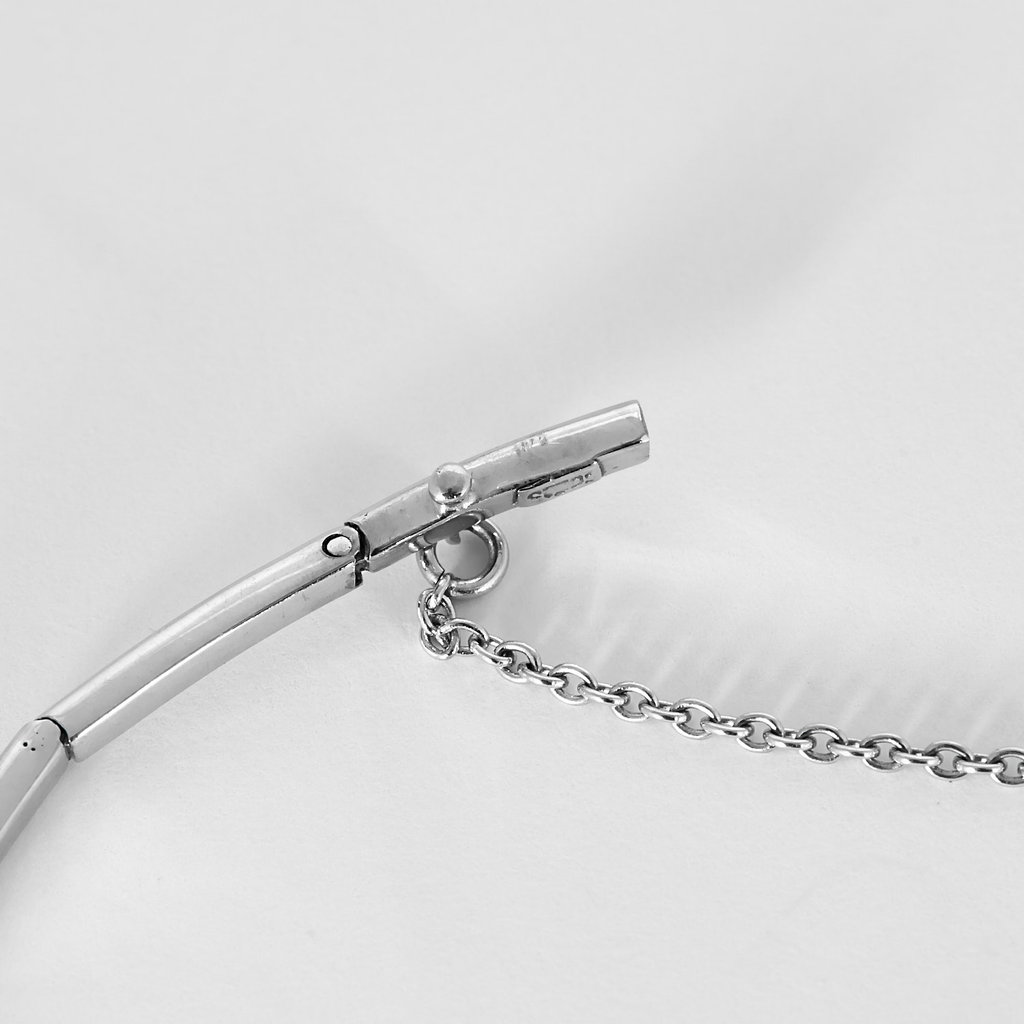 Bracelet ancien en or blanc, diamants et 3 perles.