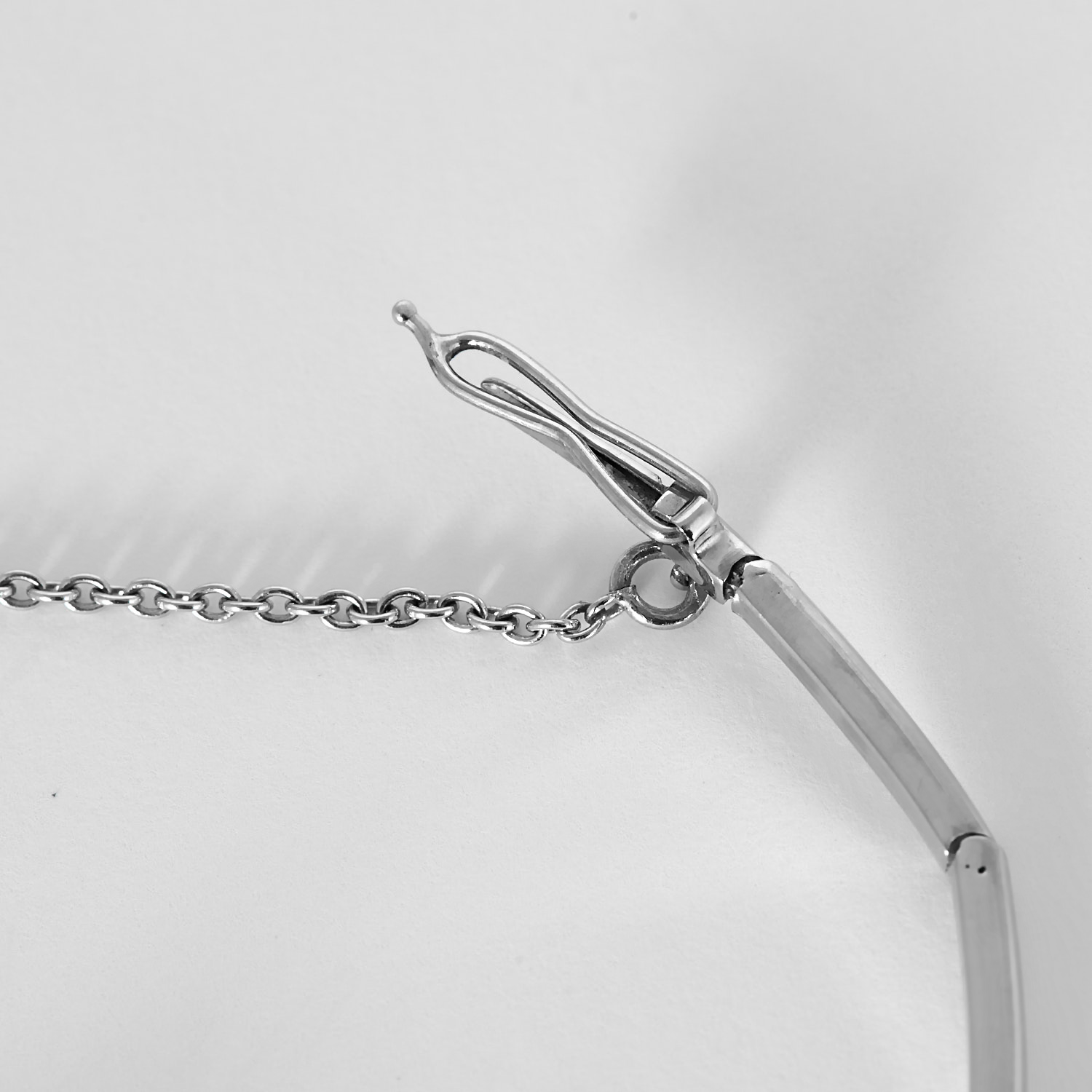 Bracelet ancien en or blanc, diamants et 3 perles.