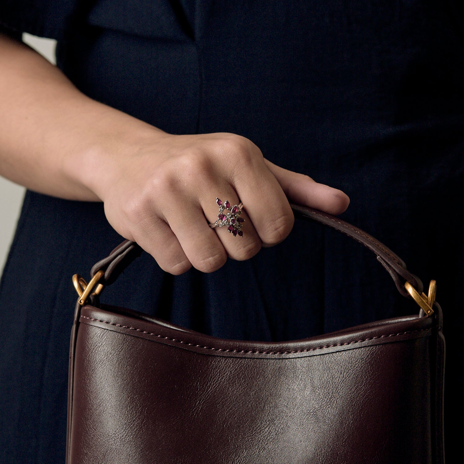 Bague vintage "panier" en or blanc, diamants et rubis.