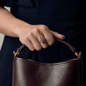 Bague vintage "panier" en or blanc, diamants et rubis.