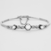 Bracelet ancien en or blanc, diamants et 3 perles.