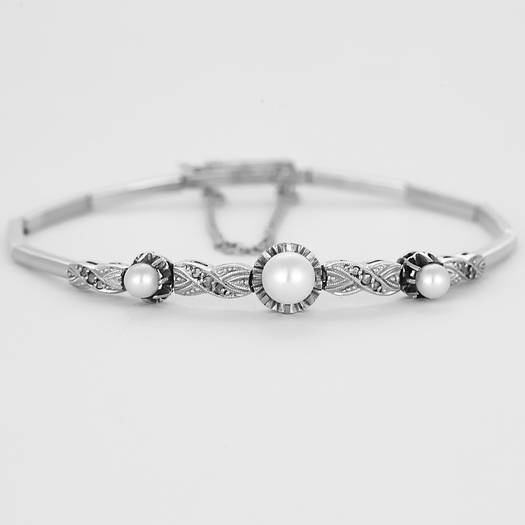 Bracelet ancien en or blanc, diamants et 3 perles.