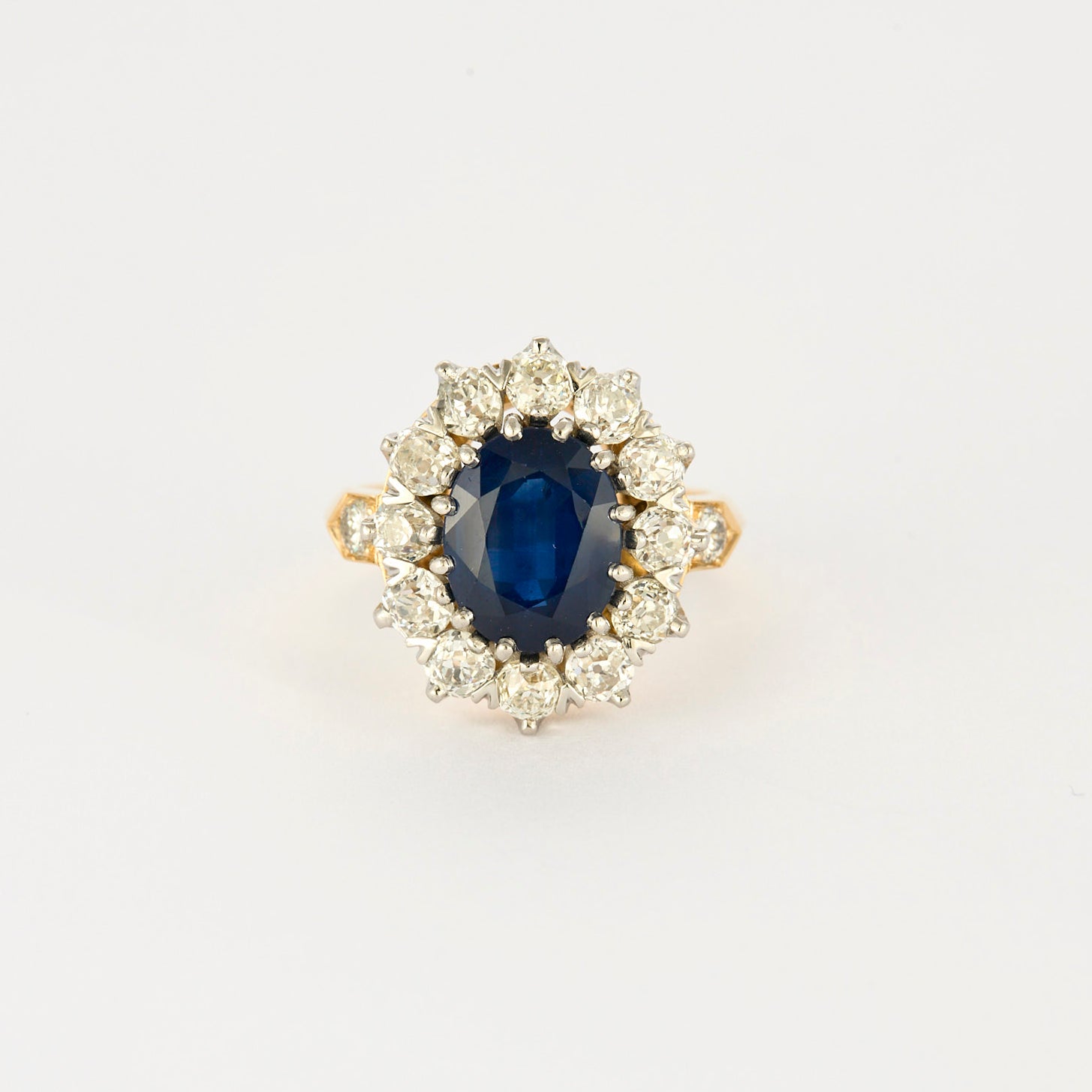 Bague pompadour saphir 3 carats et diamants.