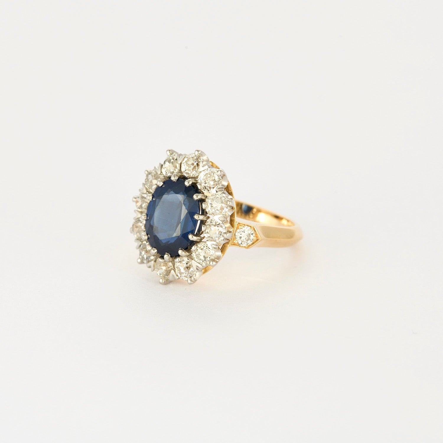 Bague pompadour saphir 3 carats et diamants.