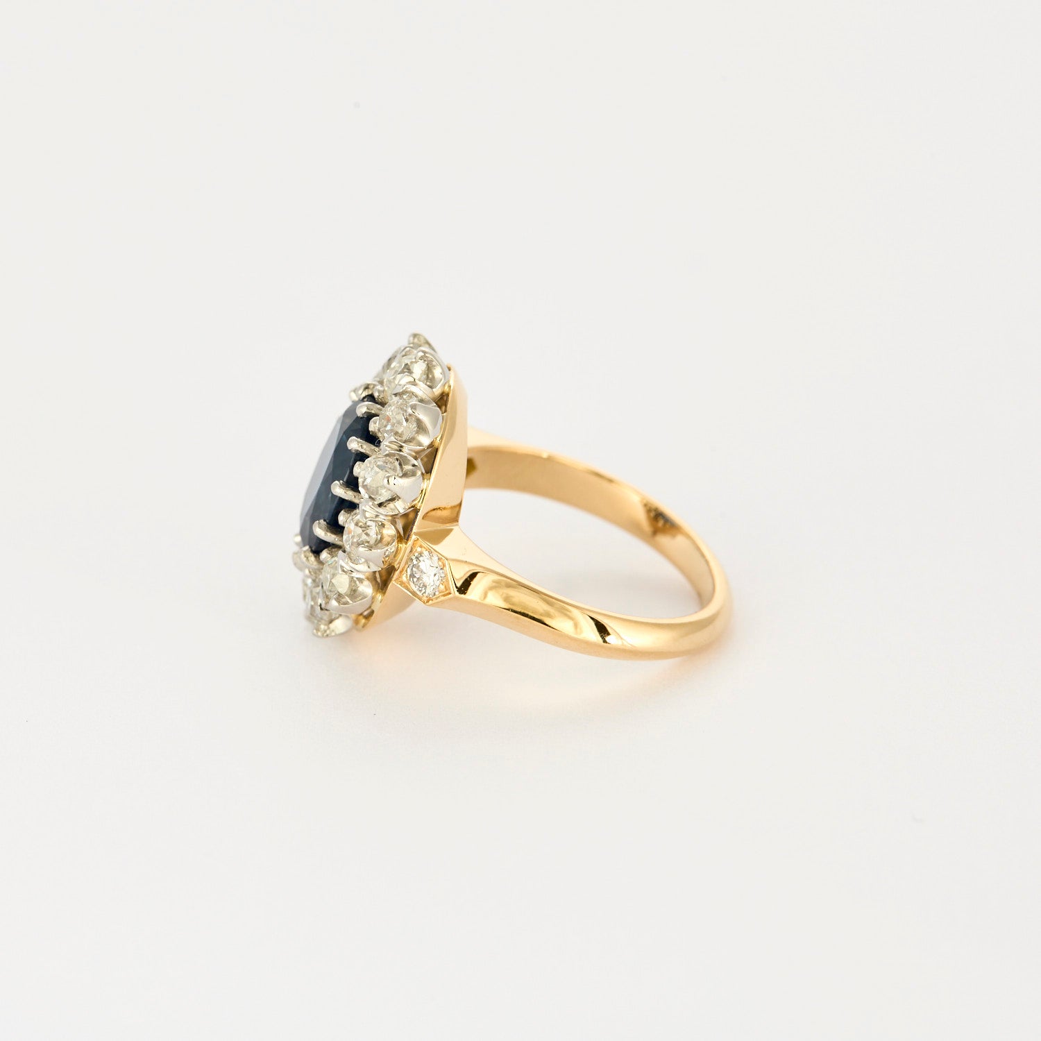 Bague pompadour saphir 3 carats et diamants.