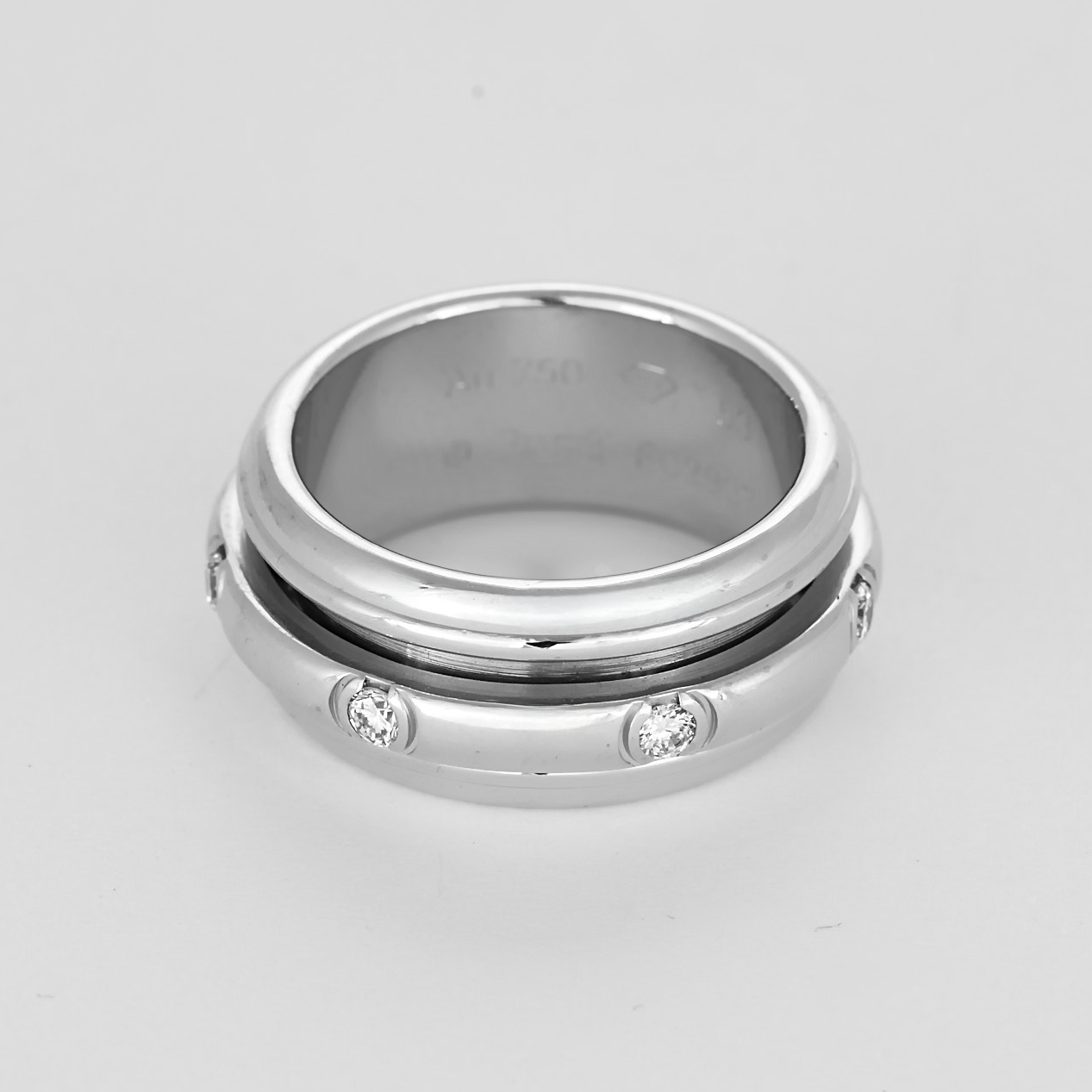 Bague "Possession" PIAGET or blanc et diamants.