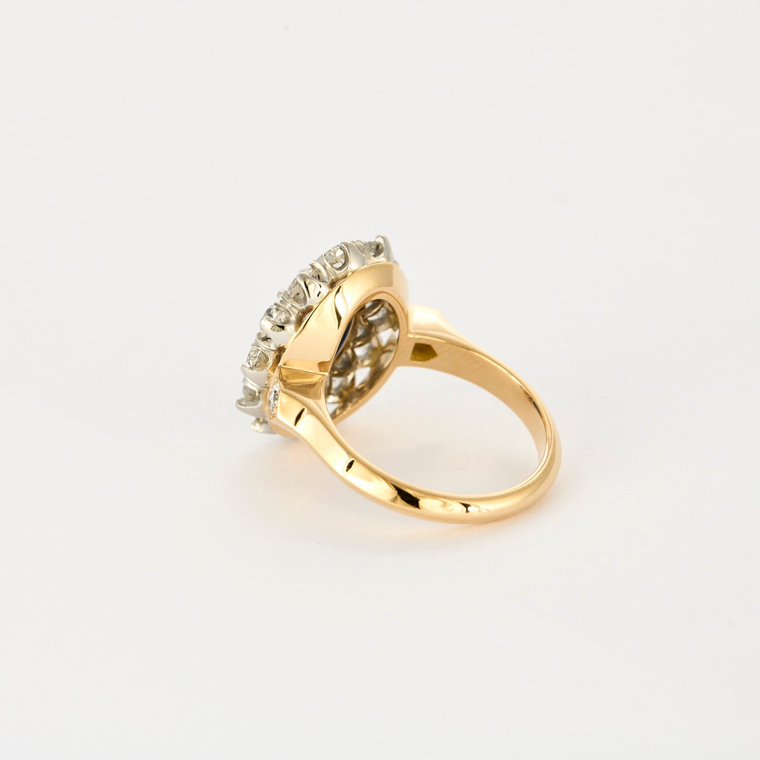Bague pompadour saphir 3 carats et diamants.
