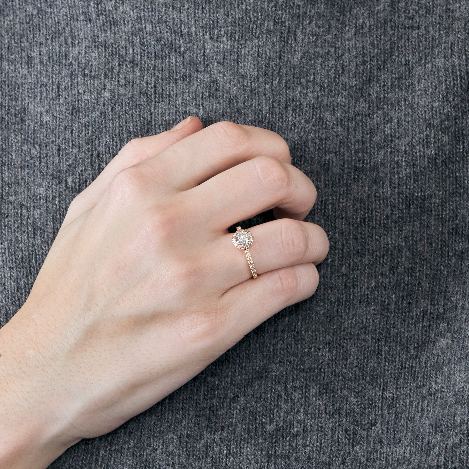 Solitaire "Gemmyo" en or rose centre diamant 0,50 carat.