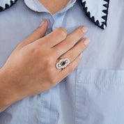 Bague style "Art Deco" en or jaune, platine, diamants et centre rubis