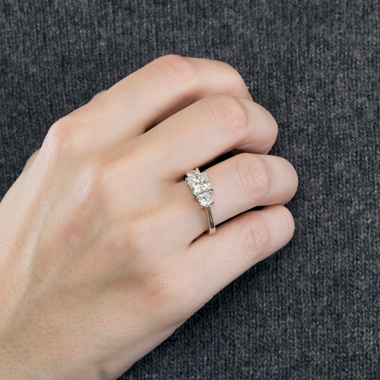 Solitaire trilogie en or blanc, 3 diamants princesse.