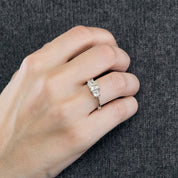 Solitaire trilogie en or blanc, 3 diamants princesse.