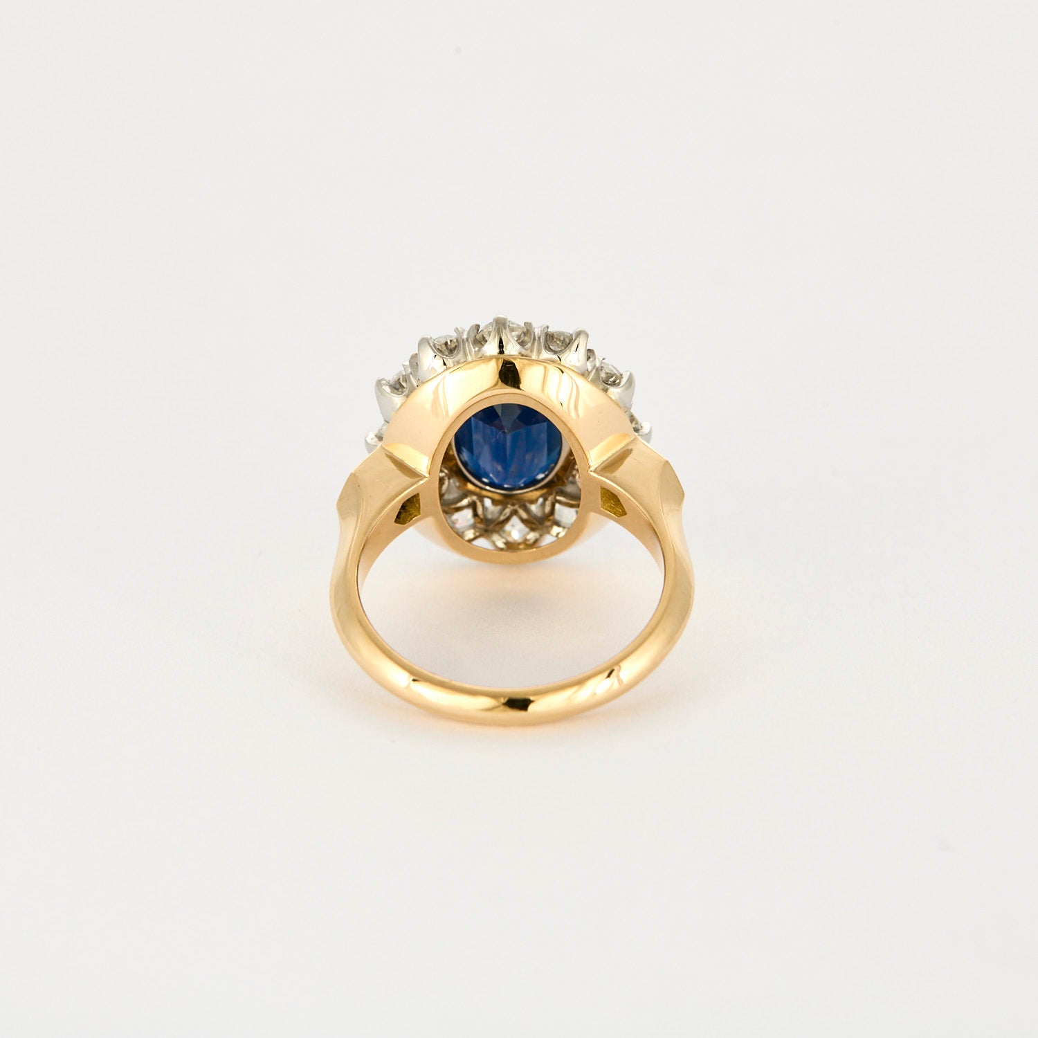 Bague pompadour saphir 3 carats et diamants.