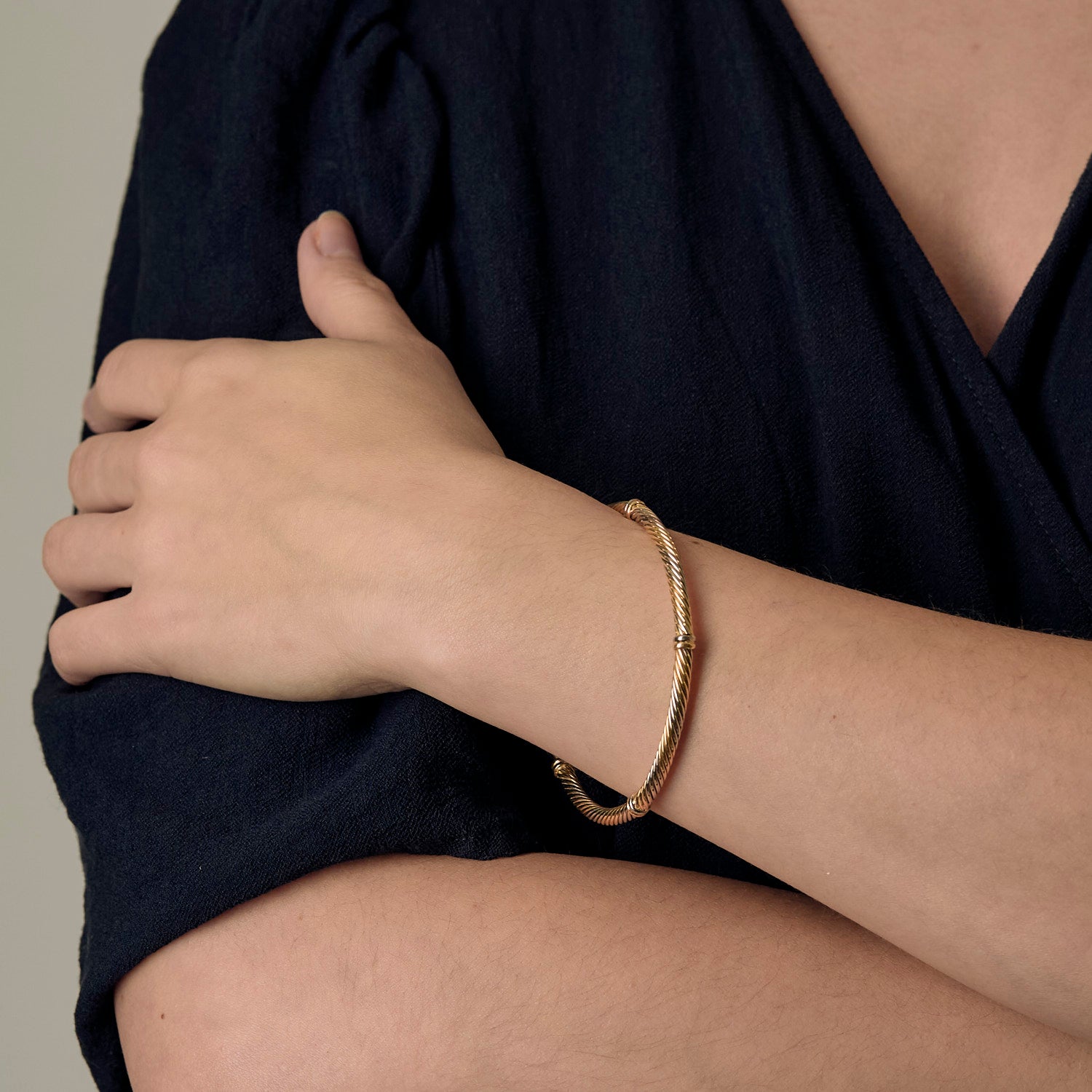 Bracelet jonc en or jaune et or blanc torsadé