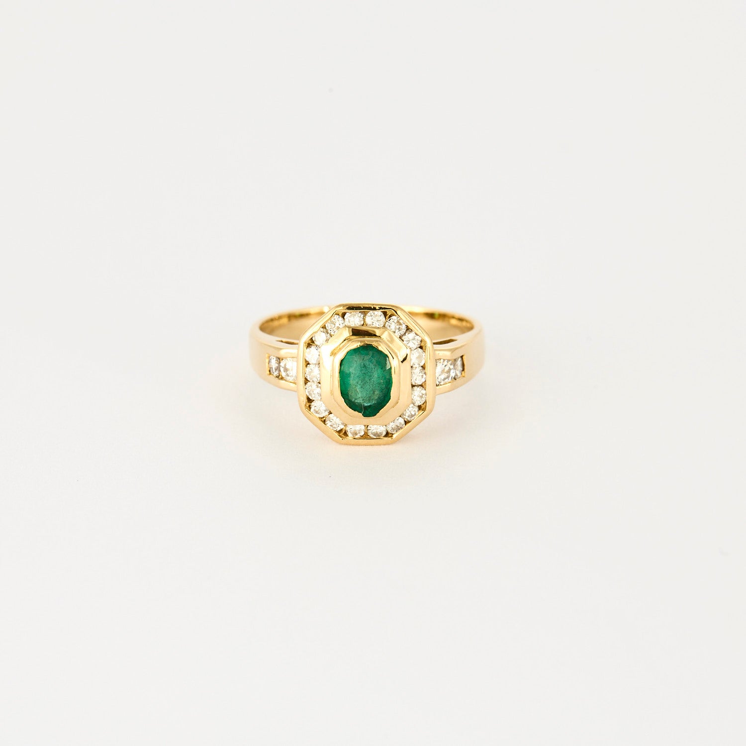 Bague vintage en or jaune, diamants et émeraude.