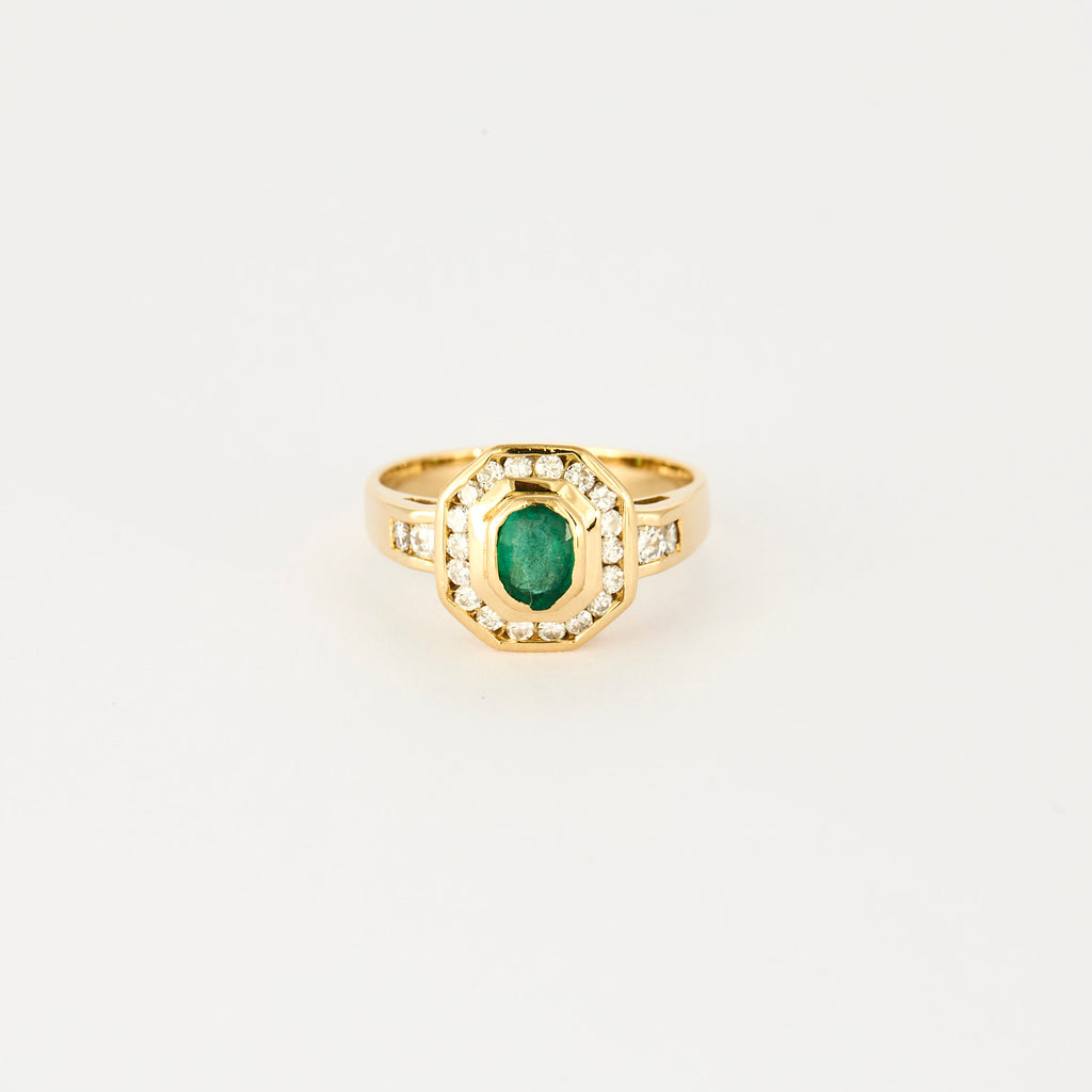Bague vintage en or jaune, diamants et émeraude.