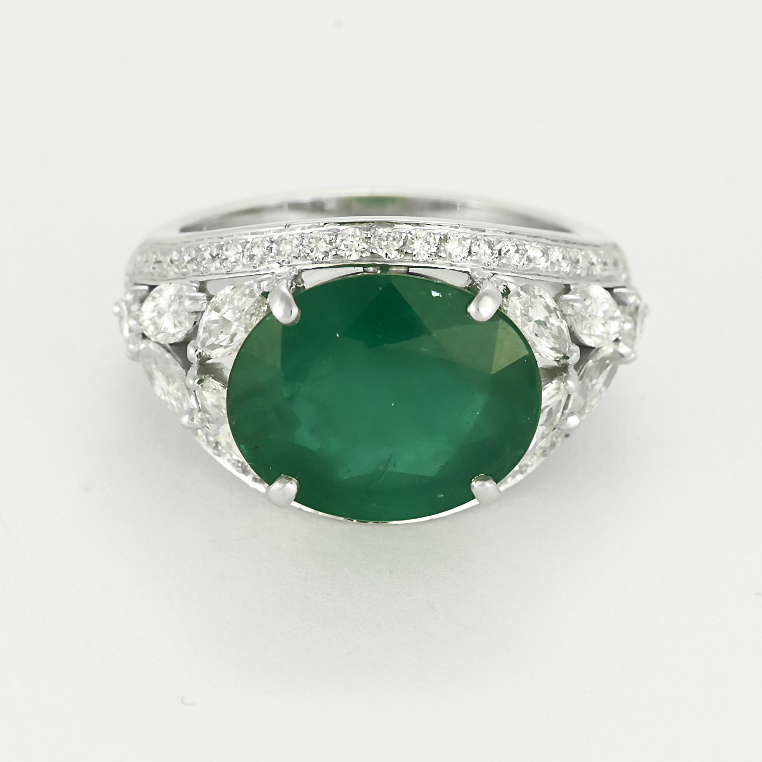 Sublime bague en platine, diamants et émeraude de 7 carats